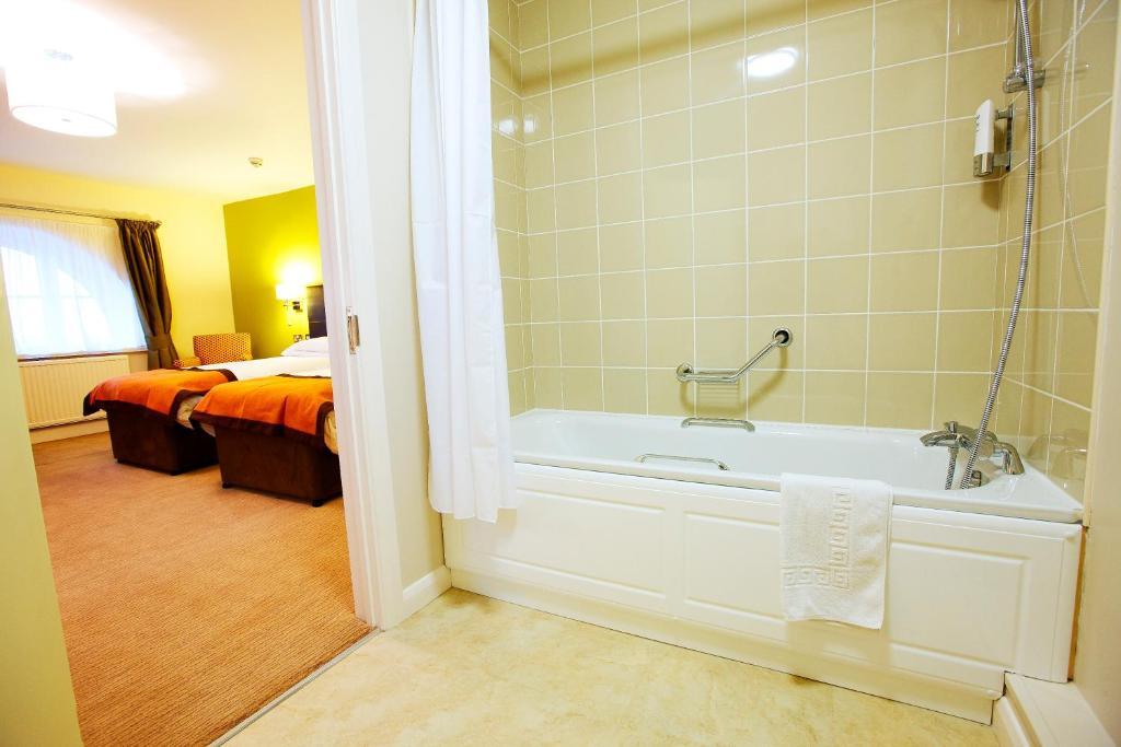 Hotel The Twelve Knights Port Talbot Zimmer foto
